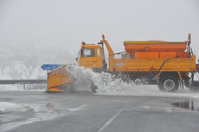 Las quitanieves limpian con rapidez las carreteras y calles de Baza