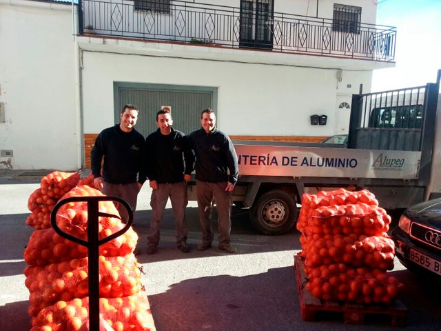 Donan 2.000 kilos de naranjas a Cruz Roja Baza