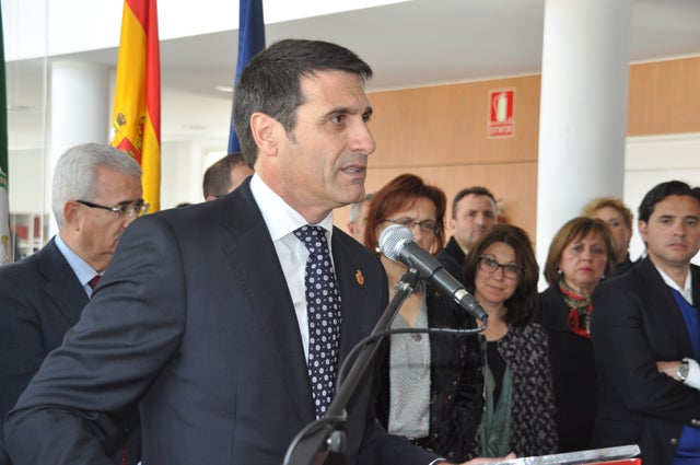 Pedro Fernández  desmiente que ejerza  la  abogacía