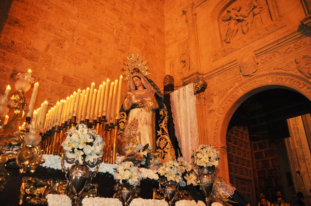La Virgen de la Santa Cruz derrocha sencillez
