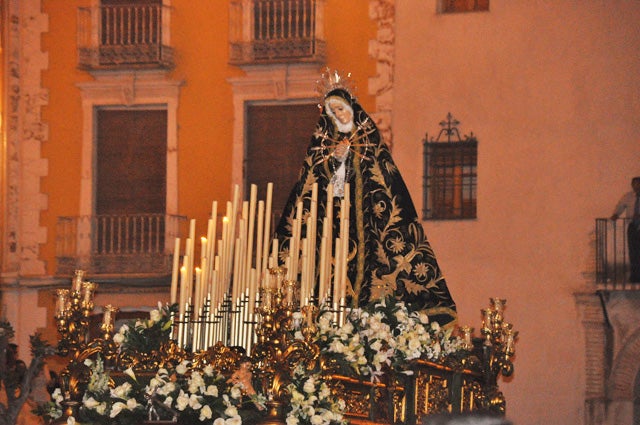 La Virgen de los Dolores desfila en silencio