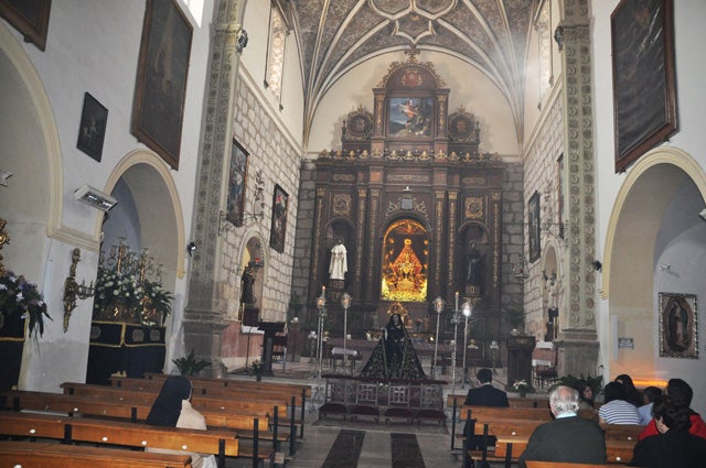 La Virgen de la Soledad de luto riguroso
