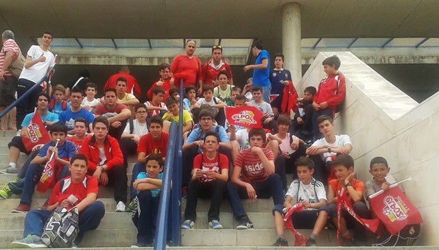 Las Escuelas Municipales de Fútbol Sala acuden a Murcia para asistir a un partido de El Pozo