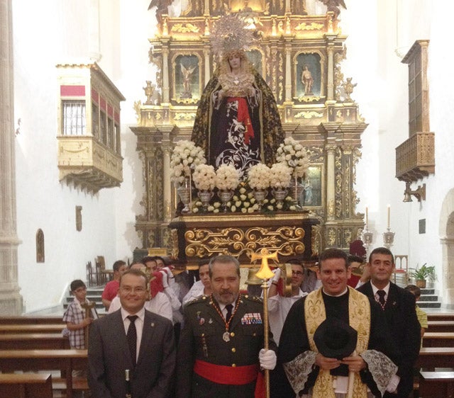 Imponen el  fajín de General a la Virgen de la Amargura de Puebla de Don Fadrique