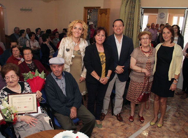 Homenaje a los mayores que llevan veinte años con el servicio de teleasistencia