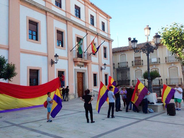 Medio centenar de personas se concentran a favor de la III Republica