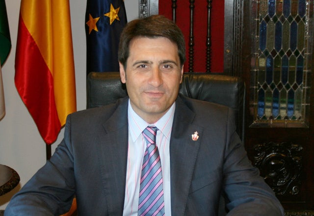 El Alcalde de Baza, valora la abdicación del Rey Juan Carlos I