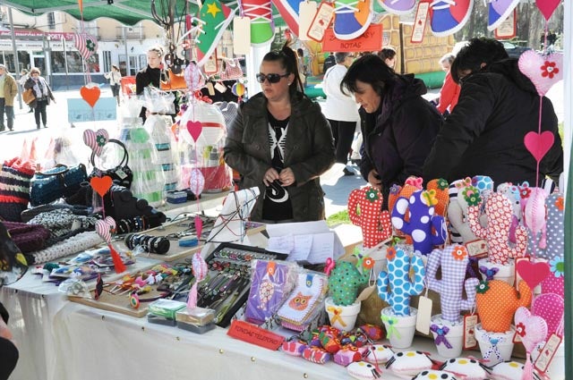 La  Plaza de las Eras acoge un mercado de artesanía
