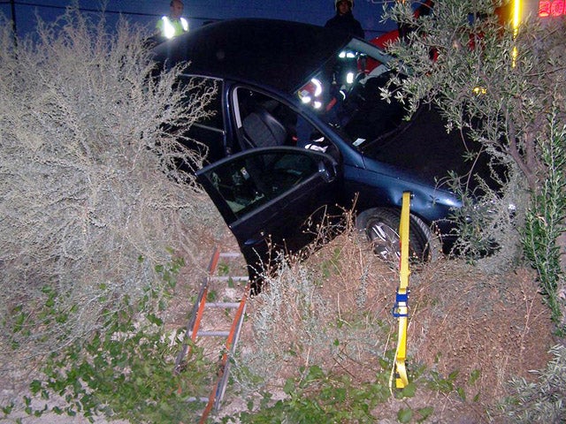 Los bomberos de Baza actúan en un accidente de tráfico en la carretera que une Benamaurel y Cúllar