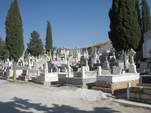 El Ayuntamiento de Cortes de Baza compra 4.000 metros de terreno para ampliar el cementerio