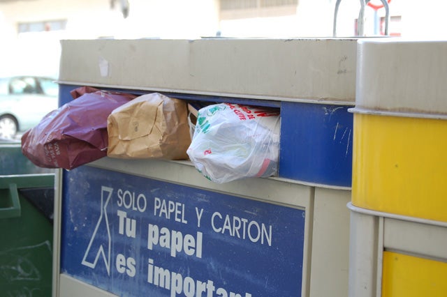 El Ayuntamiento recuerda que la basura debe depositarse en los contenedores a partir de las 9 de la noche