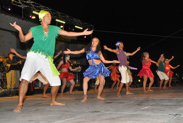 Los grupos de Baza, Ribera del Fresno y Costa Rica abren el Festival Internacional de Folklore