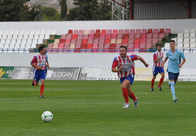Primera victoria del Baza tras vencer 1-2 al Comarca del Mármol