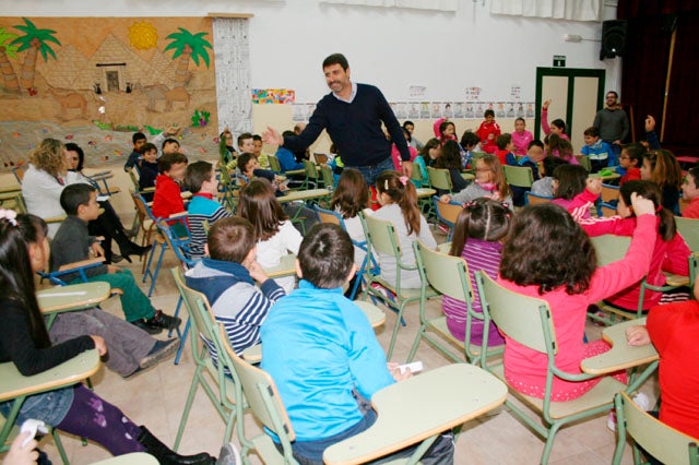 Los escolares de Baza se interesan  por su ciudad y el día a día de un alcalde