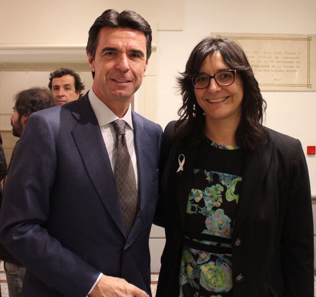 María José Martin mantiene un encuentro de pasillo con el Ministro de Industria