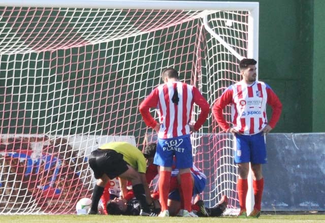 El Baza toca fondo y pierde 0-3 ante el Adra