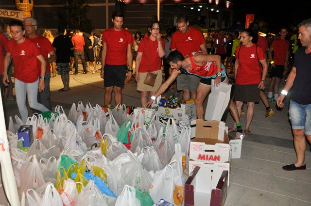 La carrera solidaria recoge 700 kg alimentos para Cáritas y Cruz Roja