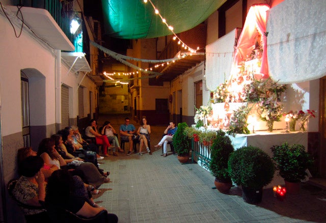 Los vecinos de San Juan velan durante toda la noche a la Virgen del Carmen