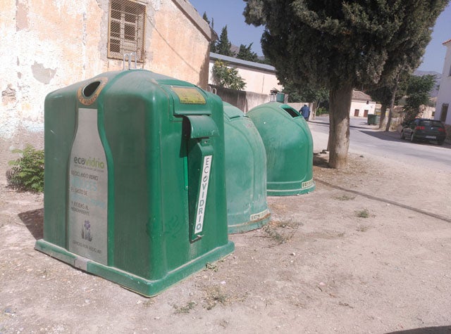 El Ayuntamiento de Huéscar instala nuevos contenedores para vidrio