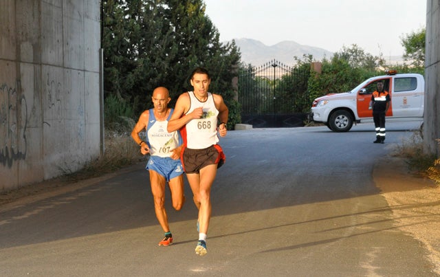 Javier Domene y María José Martinez ganan la carrera veraniega de Baza