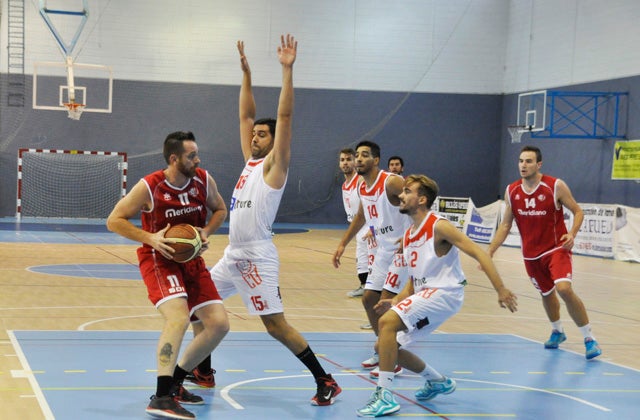 Un Meridiano Baza muy sólido derrota al joven CB Almería 83-47