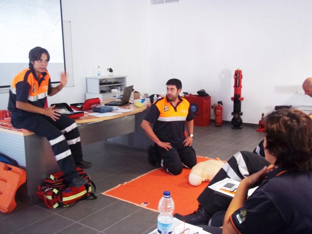 Protección Civil y bomberos de Baza participan en el Cardiomaratón de la UGR  y Emergencias Sanitarias 061