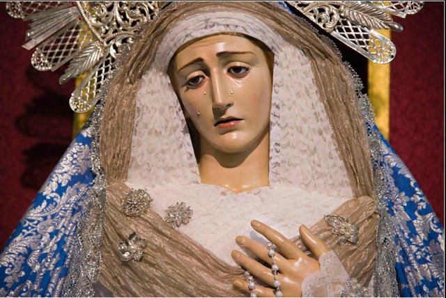 La imagen de la Virgen de los Dolores vestida de Inmaculada