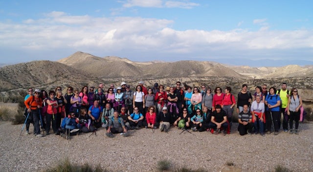 50 bastetanos realizan la travesía del desierto de Tabernas