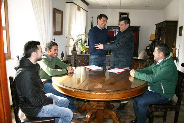Ayuntamiento y CD Dama de Baza sellan un acuerdo para las escuelas de fútbol sala y balonmano