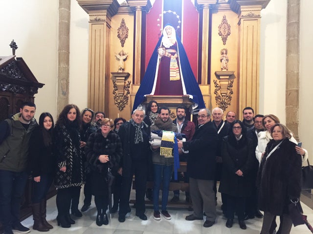 La Asociación del Roció y la Cofradía de la Esperanza entregan las vestimentas que lucirán María Santísima del Roció y San Juan Evangelista