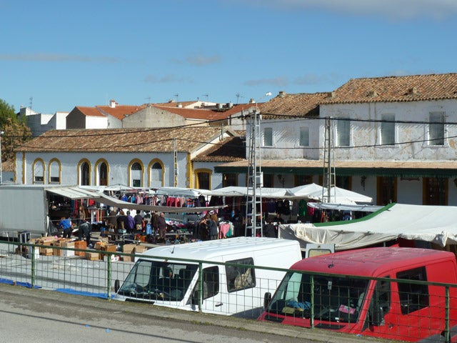 Habilitan 300 plazas de aparcamiento junto al mercado semanal