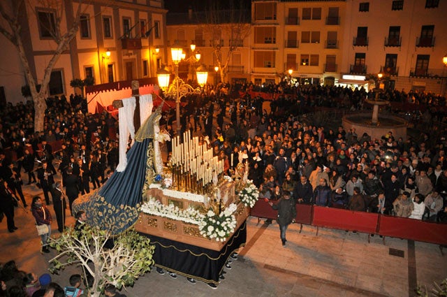 María al pie de la Cruz llena de luz las calles de Baza
