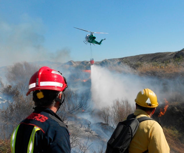 Los bomberos de Baza actúan en un incendio forestal en el margen del río Cúllar