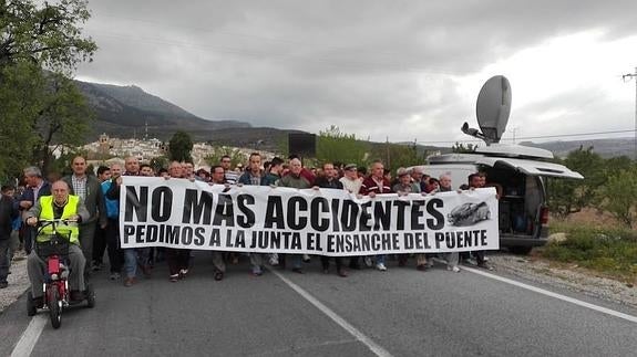 La Puebla de Don Fadrique se manifiesta para exigir el ensanche del puente de la A-330