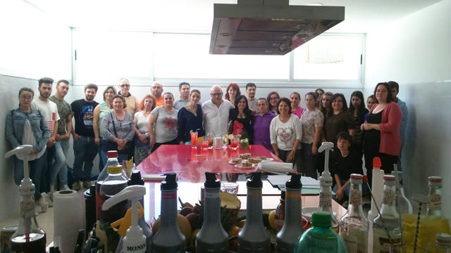 Participantes en el curso de coctelería.