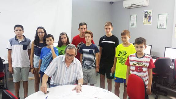El alcalde de Zújar clausura las actividades de verano en el Centro Guadalinfo