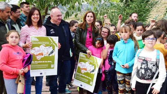 Una muestra fotográfica acerca a escolares a las grandes rapaces del Parque Natural de la Sierra de Castril