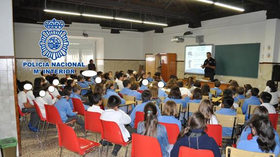 La Policía Nacional inicia en Baza charlas a estudiantes sobre el uso de las redes sociales