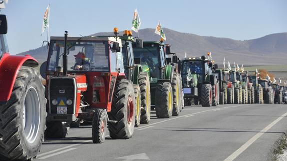 Tractorada contra los recortes agrícolas de la Junta en las comarcas de Baza y Huéscar