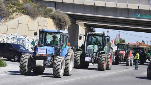 Más de 300 tractoristas se concentran para reclamar un trato igualitario en el reparto de subvenciones