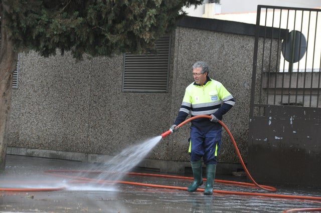 Baza prohíbe el uso de agua potable para llenado de piscinas y riego a manta de jardines y huertos