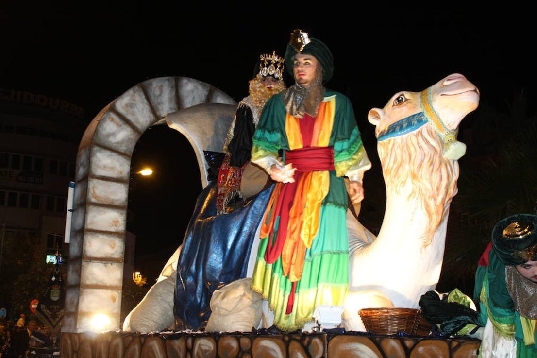 Miles de personas asistieron en la tarde noche de hoy a la Cabalgata de Reyes que desde las siete de la tarde y hasta pasadas las nueve de la noche recorrió el centro de El Ejido. Más de mil personas pusieron el color, la alegría, la magia y la música para que el numeroso público disfrutara.