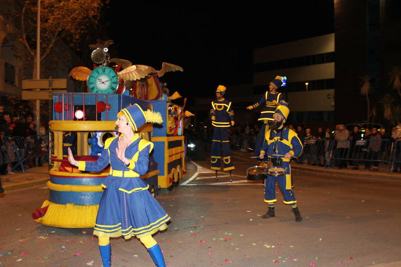 Miles de personas asistieron en la tarde noche de hoy a la Cabalgata de Reyes que desde las siete de la tarde y hasta pasadas las nueve de la noche recorrió el centro de El Ejido. Más de mil personas pusieron el color, la alegría, la magia y la música para que el numeroso público disfrutara.