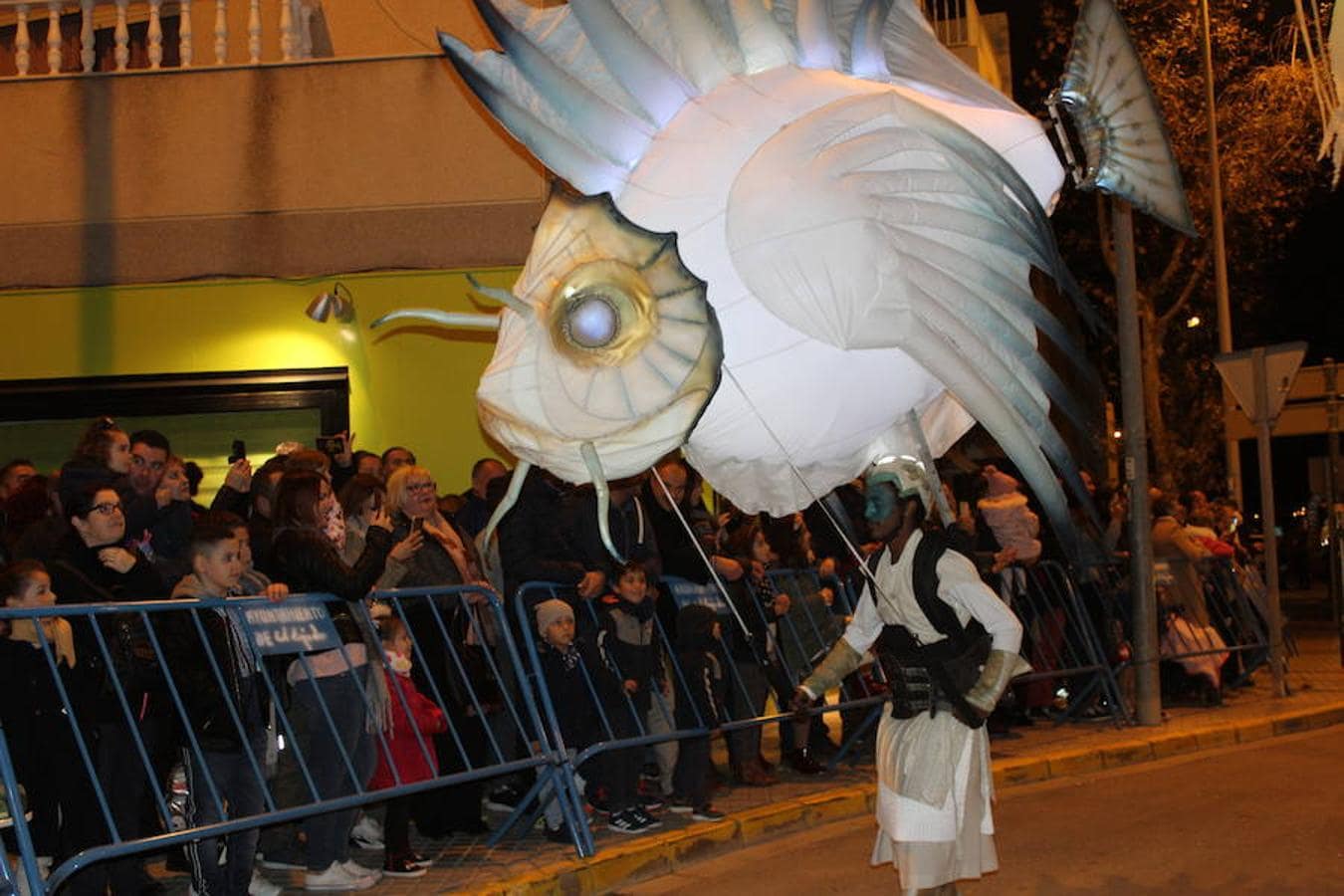 Miles de personas asistieron en la tarde noche de hoy a la Cabalgata de Reyes que desde las siete de la tarde y hasta pasadas las nueve de la noche recorrió el centro de El Ejido. Más de mil personas pusieron el color, la alegría, la magia y la música para que el numeroso público disfrutara.