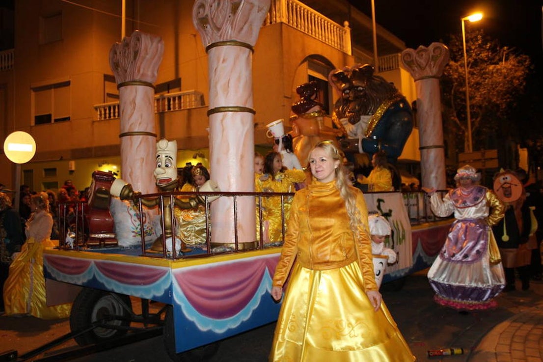 Miles de personas asistieron en la tarde noche de hoy a la Cabalgata de Reyes que desde las siete de la tarde y hasta pasadas las nueve de la noche recorrió el centro de El Ejido. Más de mil personas pusieron el color, la alegría, la magia y la música para que el numeroso público disfrutara.