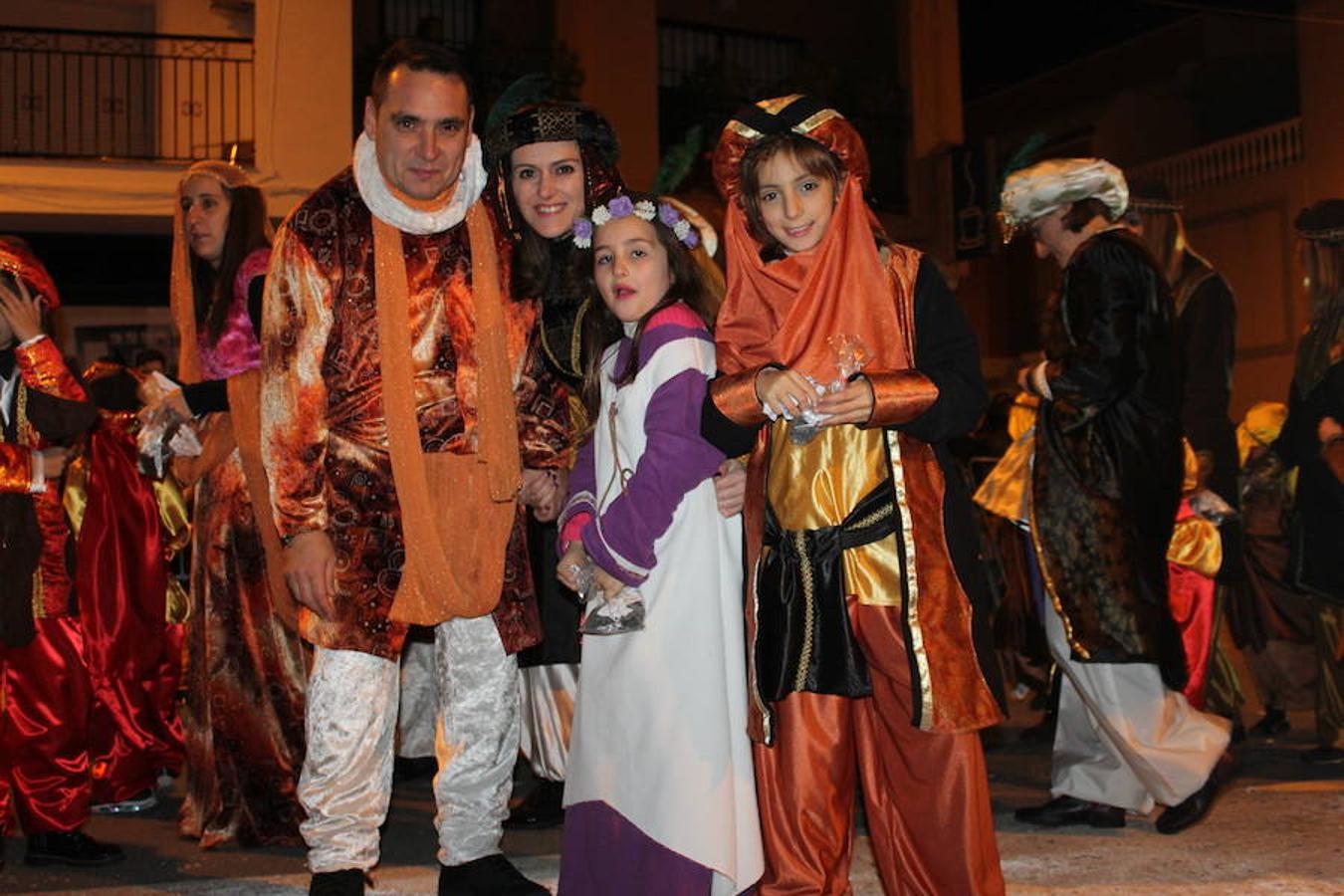 Miles de personas asistieron en la tarde noche de hoy a la Cabalgata de Reyes que desde las siete de la tarde y hasta pasadas las nueve de la noche recorrió el centro de El Ejido. Más de mil personas pusieron el color, la alegría, la magia y la música para que el numeroso público disfrutara.