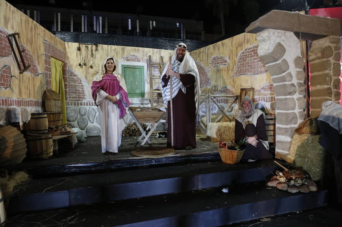 Miles de personas asistieron en la tarde noche de hoy a la Cabalgata de Reyes que desde las siete de la tarde y hasta pasadas las nueve de la noche recorrió el centro de El Ejido. Más de mil personas pusieron el color, la alegría, la magia y la música para que el numeroso público disfrutara.