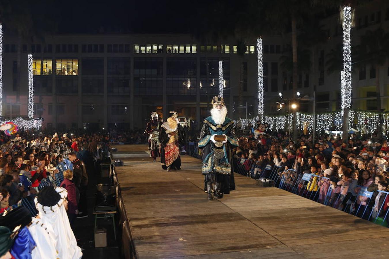 Miles de personas asistieron en la tarde noche de hoy a la Cabalgata de Reyes que desde las siete de la tarde y hasta pasadas las nueve de la noche recorrió el centro de El Ejido. Más de mil personas pusieron el color, la alegría, la magia y la música para que el numeroso público disfrutara.