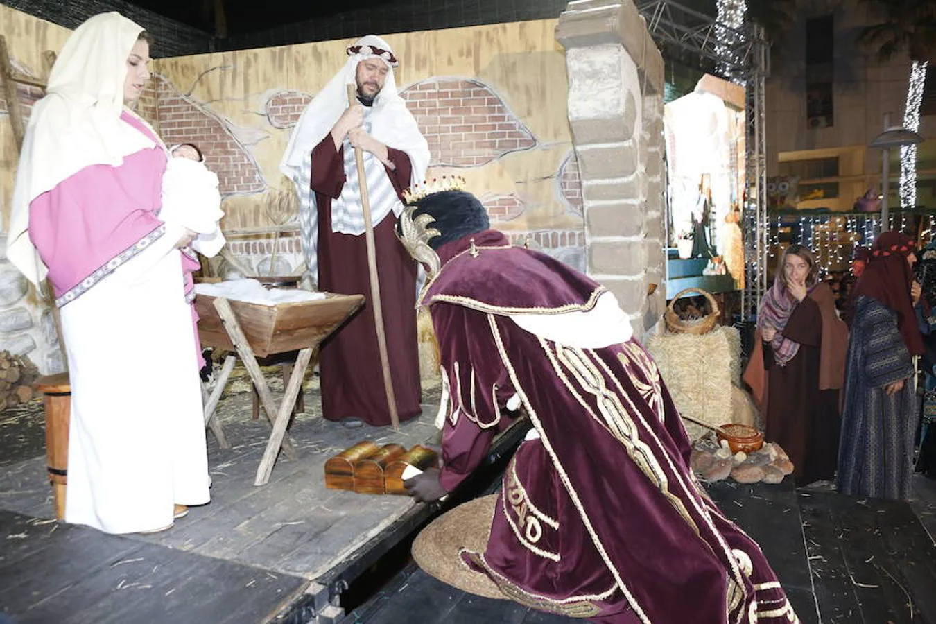 Miles de personas asistieron en la tarde noche de hoy a la Cabalgata de Reyes que desde las siete de la tarde y hasta pasadas las nueve de la noche recorrió el centro de El Ejido. Más de mil personas pusieron el color, la alegría, la magia y la música para que el numeroso público disfrutara.