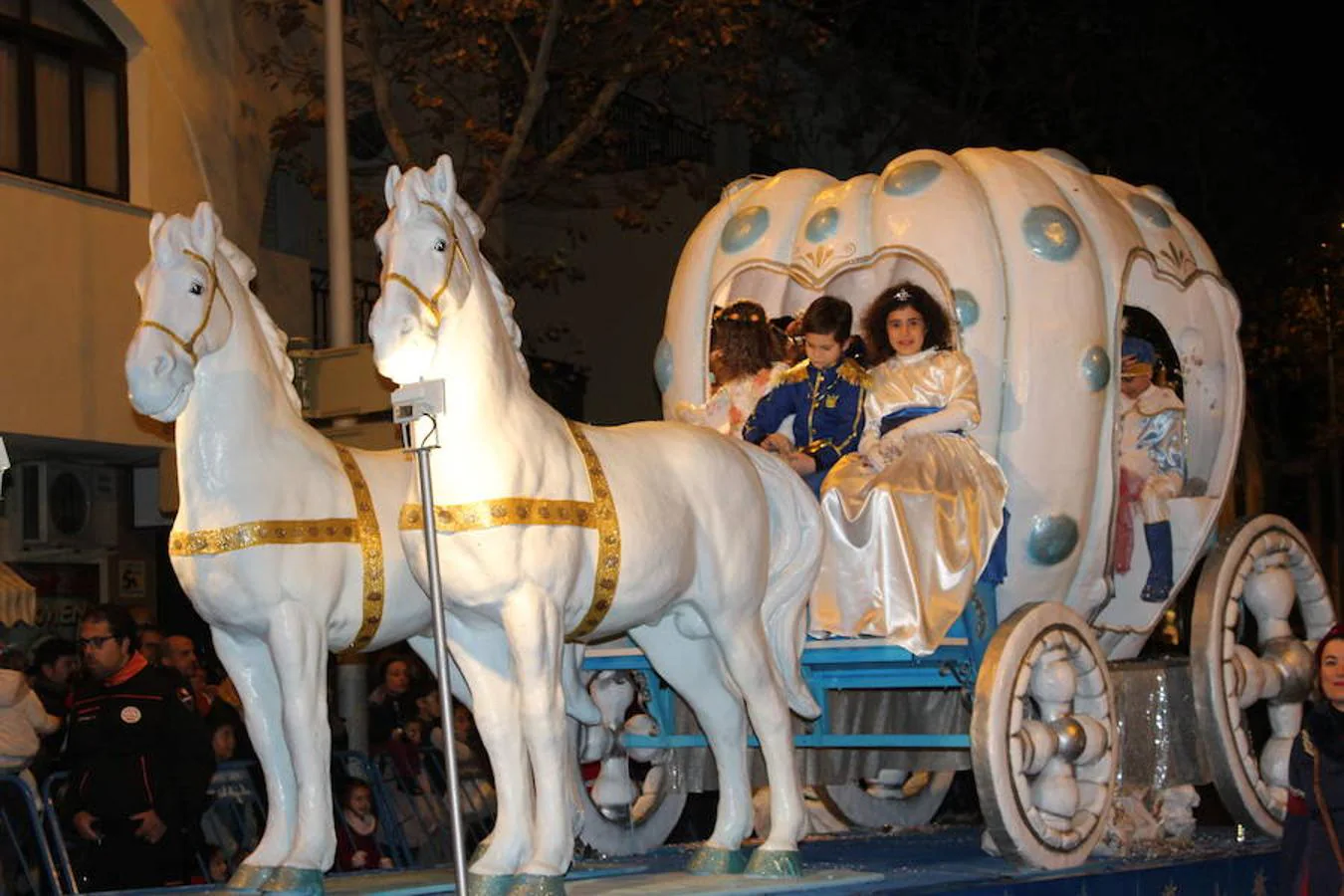 Miles de personas asistieron en la tarde noche de hoy a la Cabalgata de Reyes que desde las siete de la tarde y hasta pasadas las nueve de la noche recorrió el centro de El Ejido. Más de mil personas pusieron el color, la alegría, la magia y la música para que el numeroso público disfrutara.